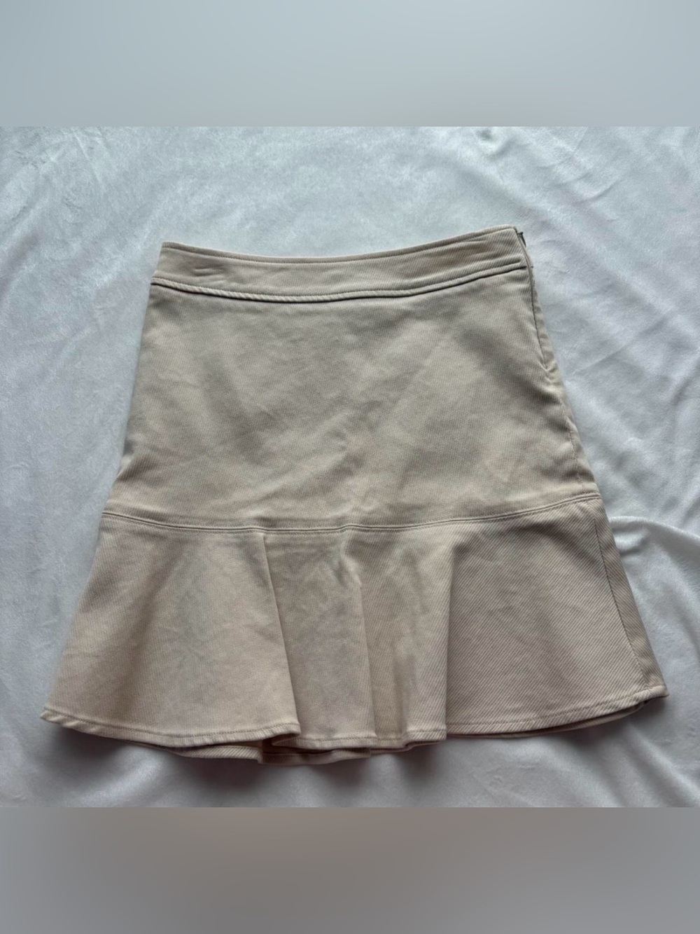 Vintage 2004 GAP Cream Mini Skirt with Flared Hem Woman’s size 2